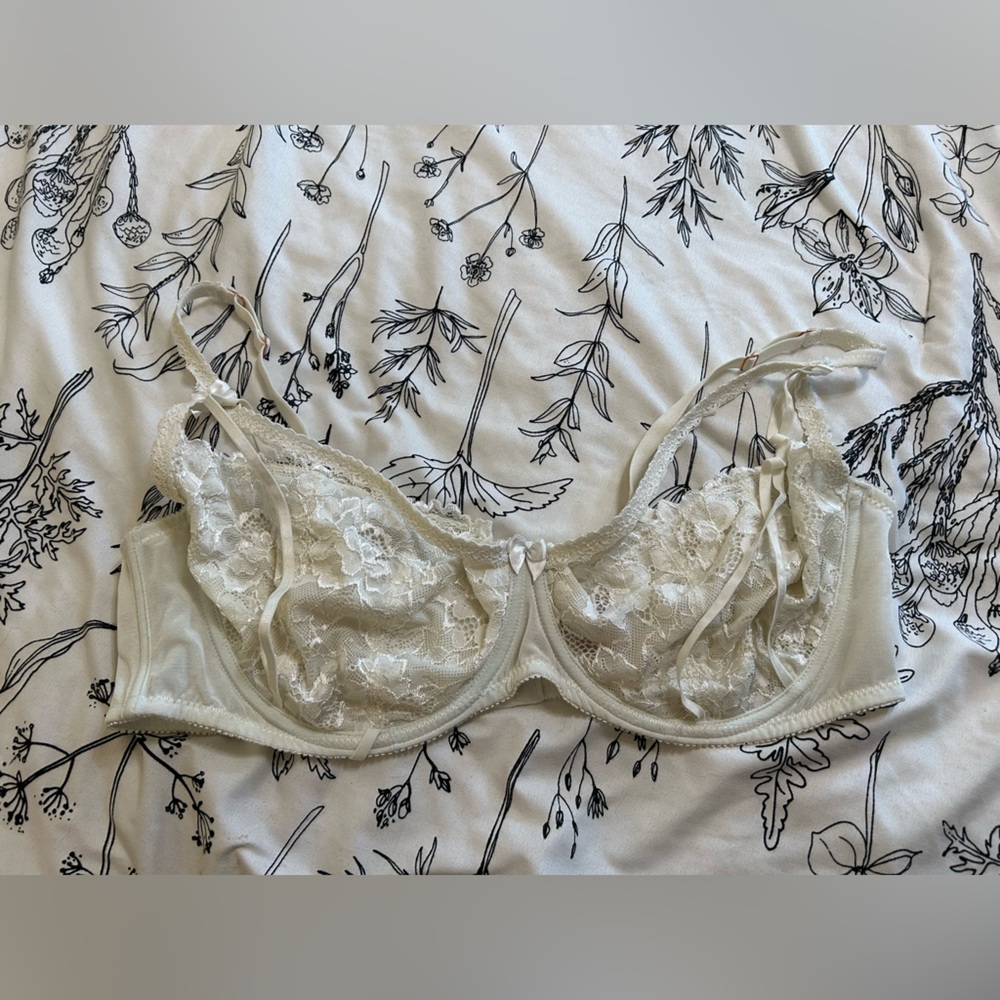 Ivory Lazy and Strappy Bra 40G/H